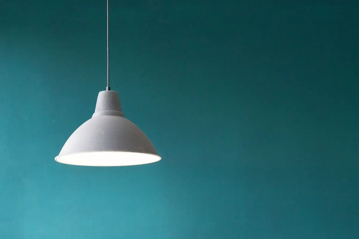 Hvordan hænger man en lampe op? 10 steps til succesfuld lampeophængning